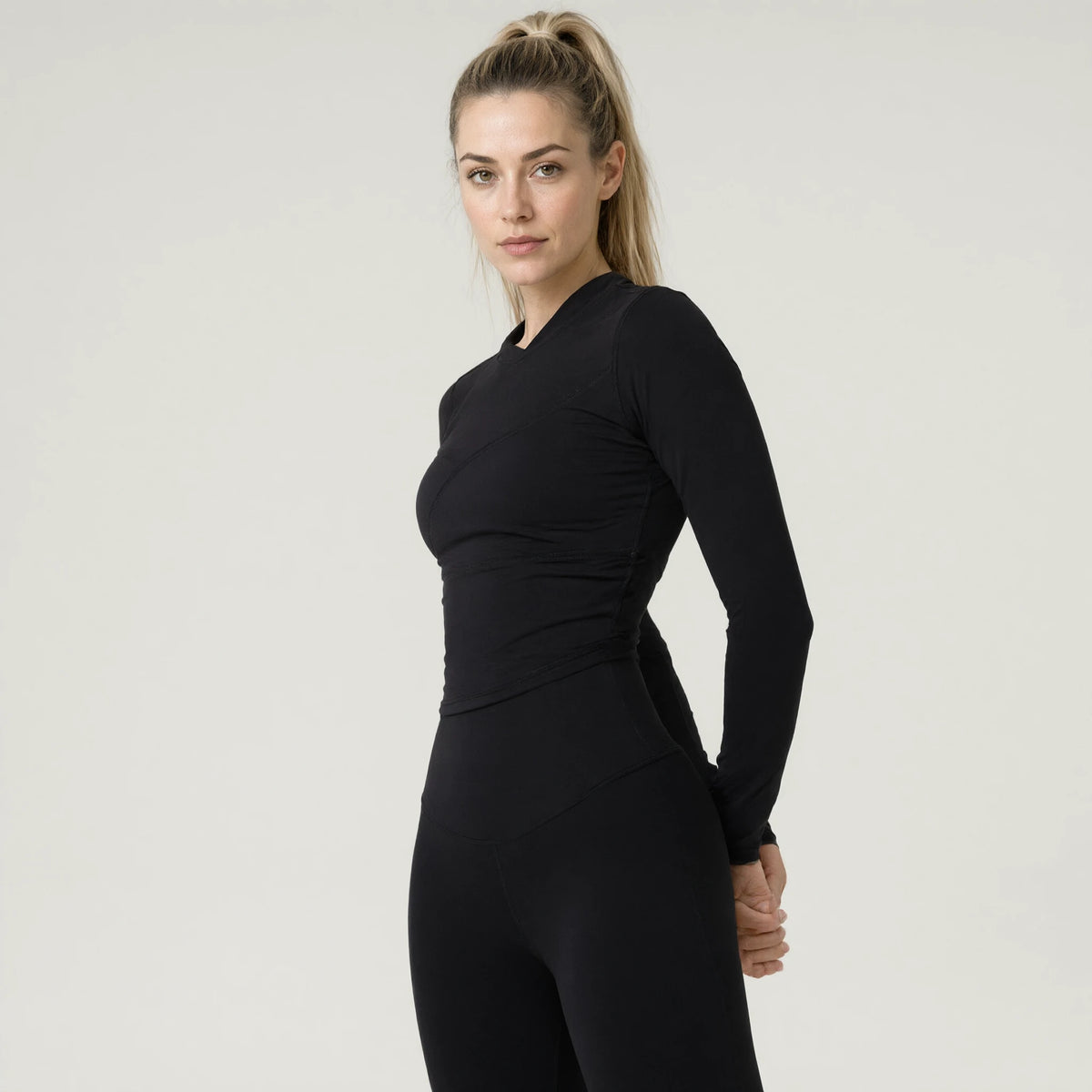 Black | Long Sleeve Yoga Wear Outdoor Sports Top｜DUVETMOON – detail close-up (hands clasped behind the back)